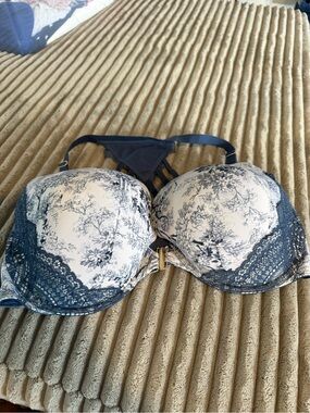 Cacique Blue and White Floral Lace Front-Closure Bra